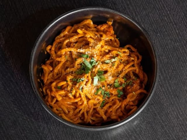Malai Garlic Chicken Noodles (FULL TRAY).